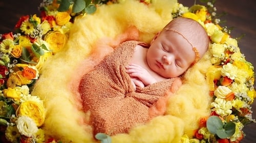 Jolie petite fille nouveau-né dormant dans les fleurs