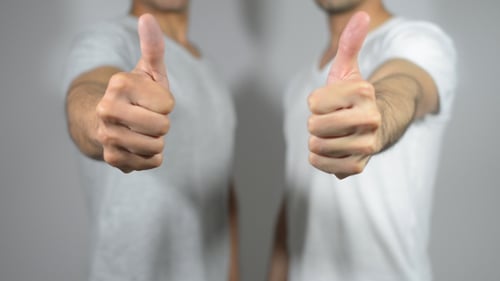 Junge Männer Daumen hoch, Gestik