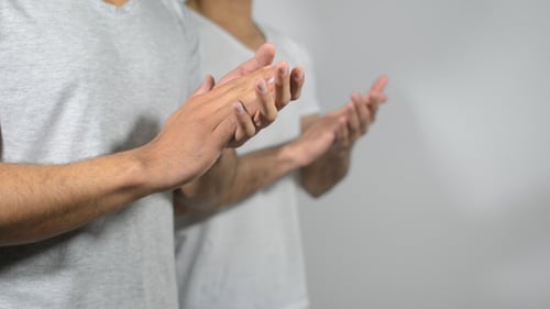 Junge Freizeitmänner applaudieren, klatschen