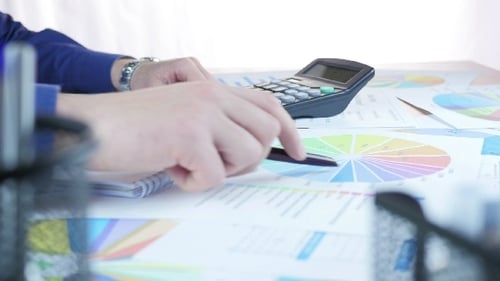 Geschäftsmann arbeitet mit Graph