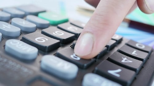 Empresario dedo usando calculadora