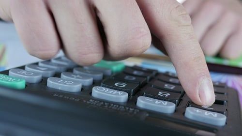 Geschäftsmann erwägt Profit