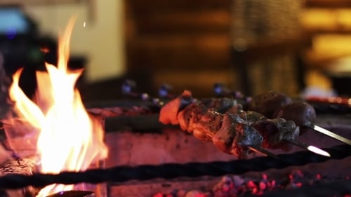 Kebab auf dem Grill im Restaurant zubereitet.