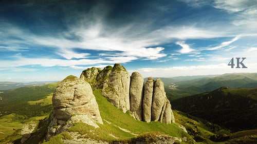 Hohe Klippen in den Bergen