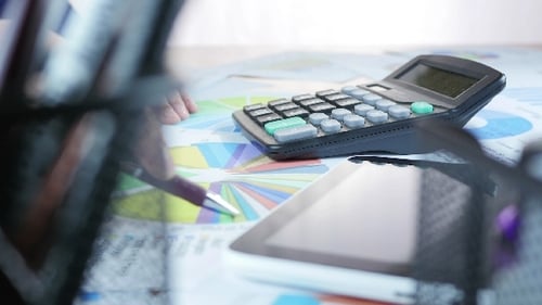 Finanzielle Berechnung und Verwendung von Tablet