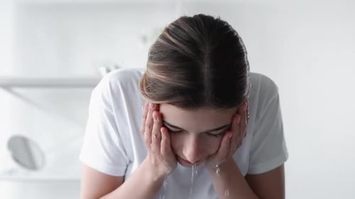 Limpieza de la piel, higiene facial, niña, lavado