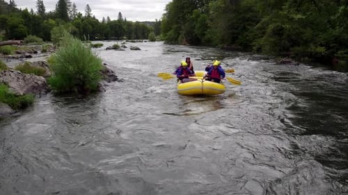 Luftaufnahme von Wildwasser-Rafting auf dem Rouge River, Oregon