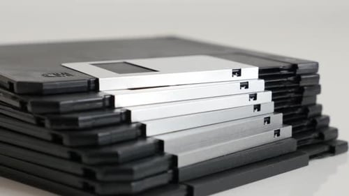Magnetische Diskette klassische Speichermedien auf weißem Slow Tilt 4K 2160p 30fps UHD-Filmmaterial - Black di