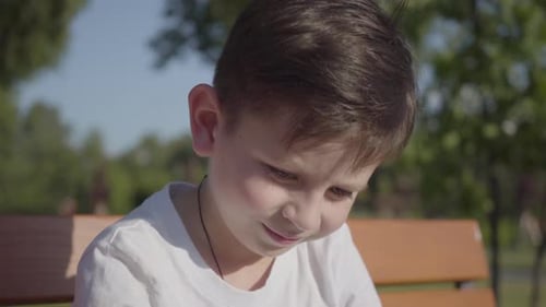 Portrait d'un garçon souriant mignon à l'extérieur