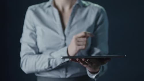 Frau berührt Bildschirm des Tablets