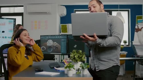 Ingénieur tenant un ordinateur portable montrant au gestionnaire 3D Gears Image