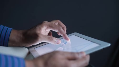 Analyse von Börsendaten auf digitalen Tablets