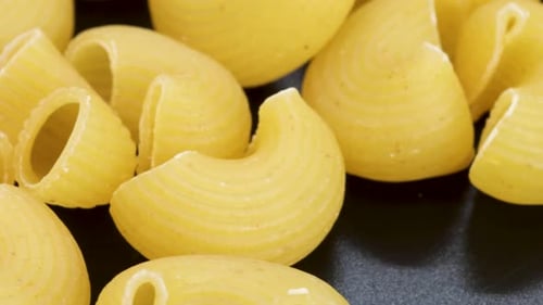 Sehr enge Aufnahme von Pipe Rigate, italienische Makkaroni, Makroaufnahme in 4k. Drehbewegung, Ansicht von oben