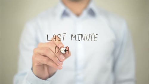 Last Minute Deals auf transparentem Bildschirm schreiben