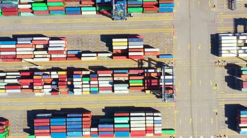 Containerschiff im Export- und Importgeschäft sowie in der Logistiklieferung. Fracht mit dem Auto zum Hafen
transportieren