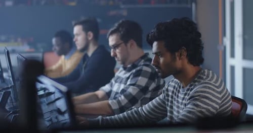 Programadores que trabajan en la oficina