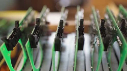 Foto deslizante de um grande microcircuito verde com componentes