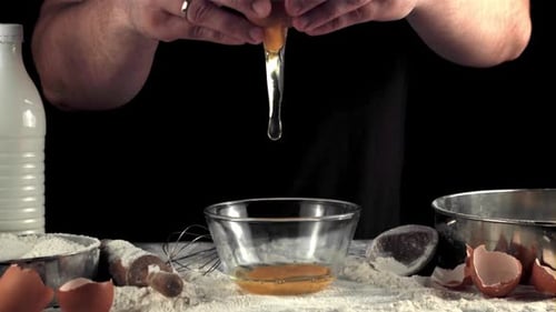 Super Zeitlupe Handköche zerbrechen das Ei zum Backen