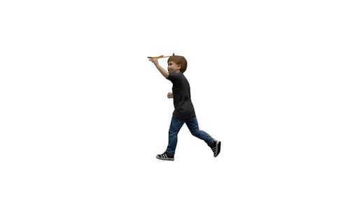 Criança correndo com brinquedos