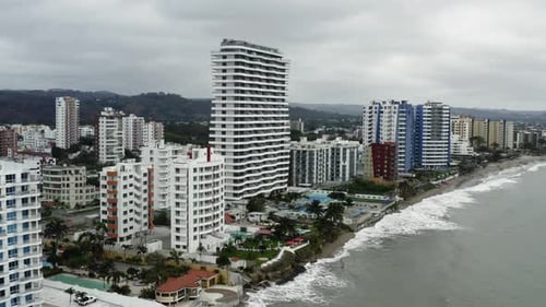 Vista aérea, sobrevoando uma cidade ao longo das praias do Oceano Pacífico