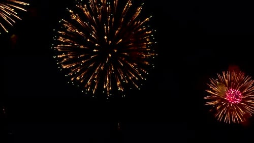 Magnifique feu d'artifice doré étincelant lors d'une soirée de fête