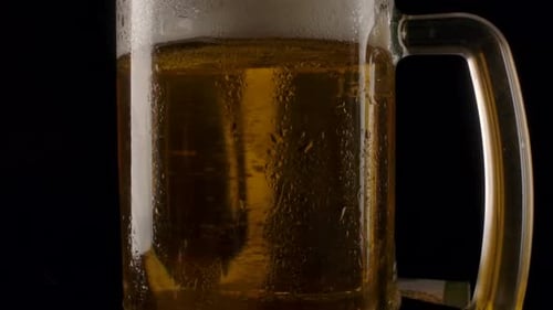 Kaltes Bier in nassen Bechern