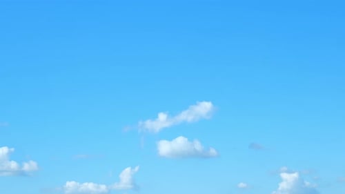 4K Zeitraffer von wunderschönem blauem Himmel mit Wolkenhintergrund, Blauer Himmel mit Wolken und Sonne.