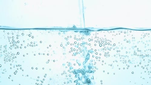 Frisches Wasser in Glas gießen