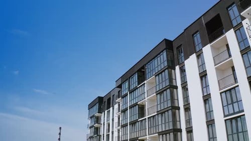 Drohnenansicht des Gebäudes des Apartmentkomplexes