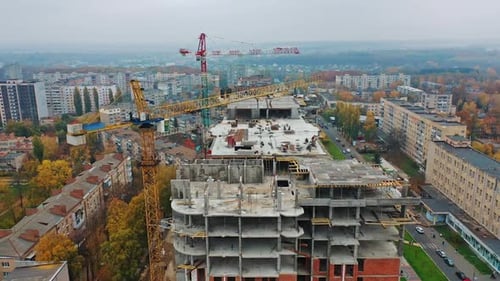 Baustelle mit Kränen. Luftaufnahme des Wolkenkratzergebäudes während des Baus