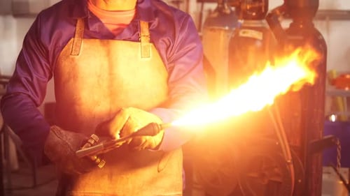 Schweißer arbeitet in der Werkstatt