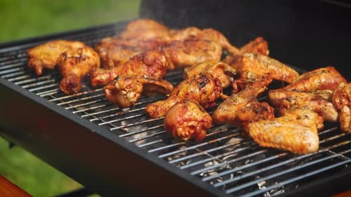 Köstliche Hähnchenstücke auf dem Grill braten
