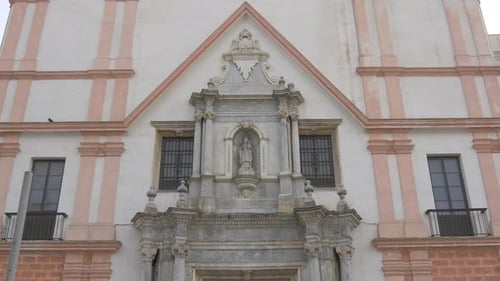 Die Fassade einer Kirche