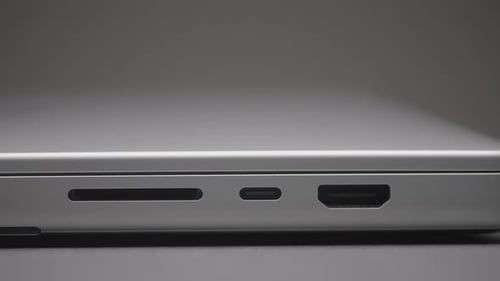 Portas USB em um laptop prateado