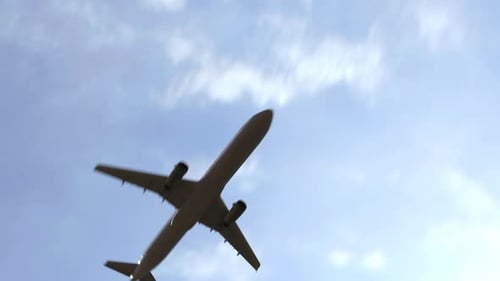 Avião de passageiros chega em São Paulo, Brasil