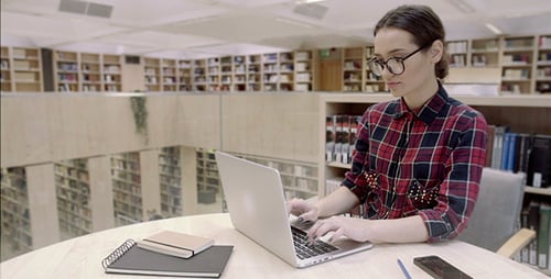 Mädchen arbeitet mit Laptop-Computer