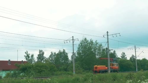 Locomotiva motorizada na ferrovia
