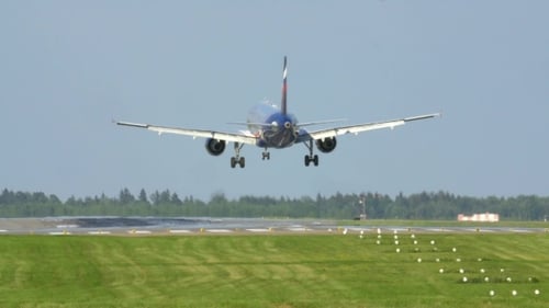 Flugzeug landet auf Runway