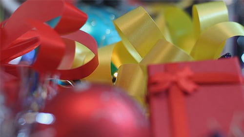 Weihnachtsbeleuchtung und Geschenke