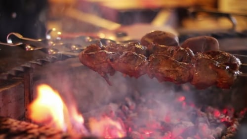 Kebab preparado na grelha no restaurante.