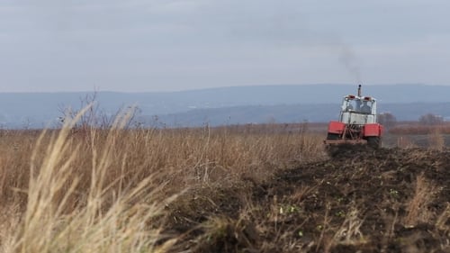Traktor pflügt Land