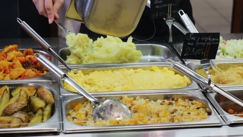 Essfertiges Fertiggericht im Café