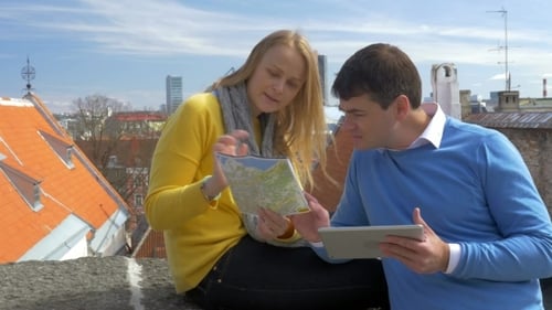 Paar blickt auf Stadtplan im Freien
