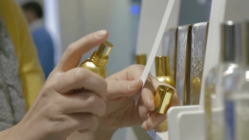Vaporisation de parfum par Beautiful Girl Hands
