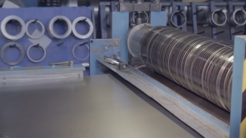 Metallblech durchläuft die Maschine 1
