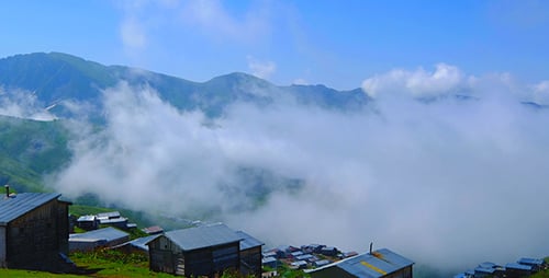 Montagnes et maisons