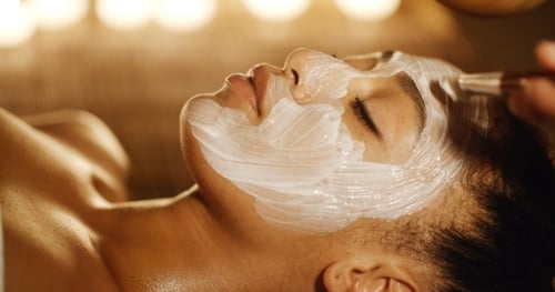 Mascarilla cosmética en la cara