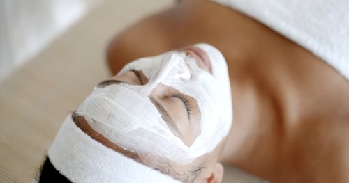Mujer con máscara facial en el salón