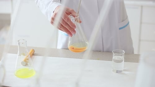 Forscher arbeitet mit Flüssigkeiten in der Chemie