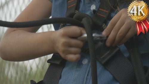 La petite fille se prépare à glisser vers le bas